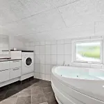 3 Bedroom Beautiful In 別荘 *