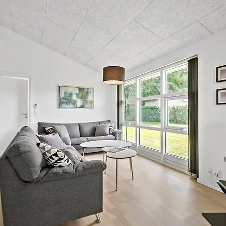 3 Bedroom Beautiful In Vakantiehuis Hovborg